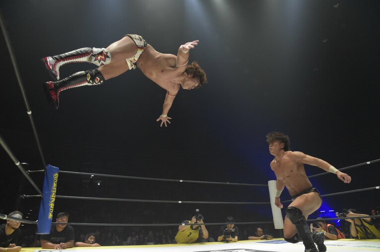 同時期にデビューしたライバルでもある竹下と遠藤。これまでにも何度も対戦してきた　©DDTプロレスリング