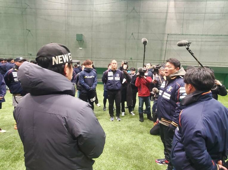 新チームの始動で訓示する橋上秀樹監督 ©︎Shunsaku Sakai