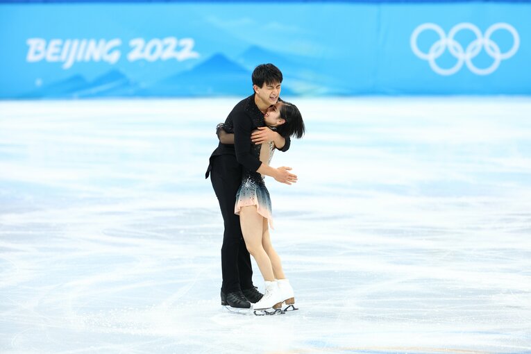 フリーの演技直後、抱き合った二人　©JMPA