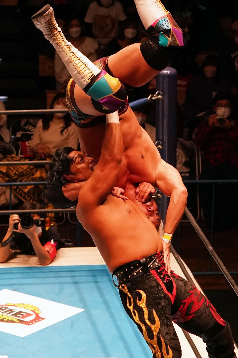 雪崩式ブレーンバスターを放つ鷹木