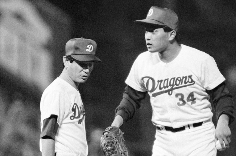 プロ初勝利を挙げた1988年から山本昌が恩師として仰ぐ故・星野仙一氏。鉄拳も辞さない闘将だったが、そこには深い愛情を感じたという ／ photograph by JIJI PRESS