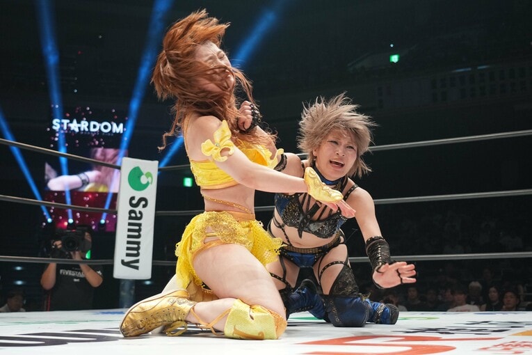 なつぽいを殴る安納サオリ　©Essei Hara