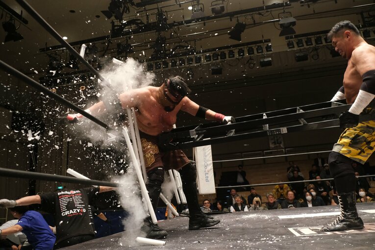 蛍光灯で殴り合い、大流血して…メキシコ人デスマッチファイター「もっと日本にいたい」ビオレント・ジャックの切実な思い「外国人がって…でも、ここがオレの家」(100)