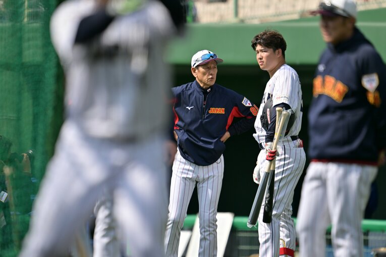 村上と栗山監督　©Hideki Sugiyama