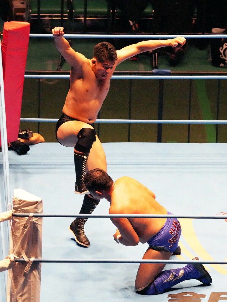 永田裕志を蹴りつける安齊勇馬