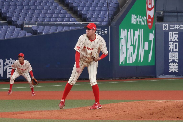 189cmの長身に加え、高校卒業後は15キロの増量に成功。球速も5キロ以上上がった　©Fumi Sawai