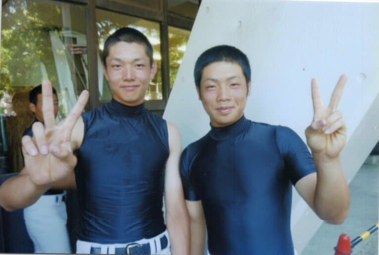 右が高校時代の近藤健介、左は後輩の尾関一旗さん（写真=尾関さん提供）