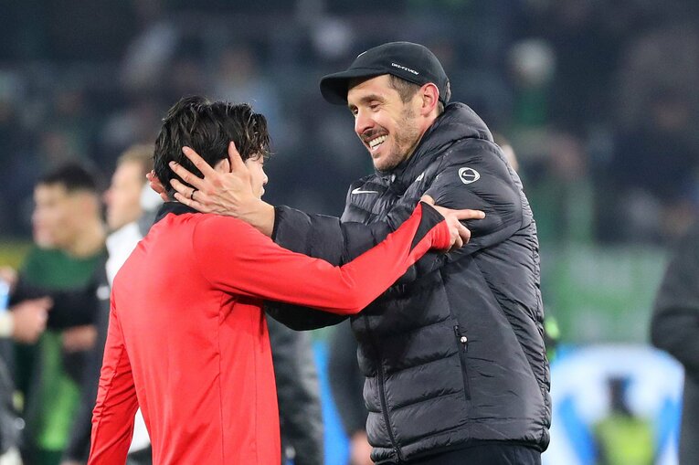 鈴木唯人とシュスター監督　©Getty Images