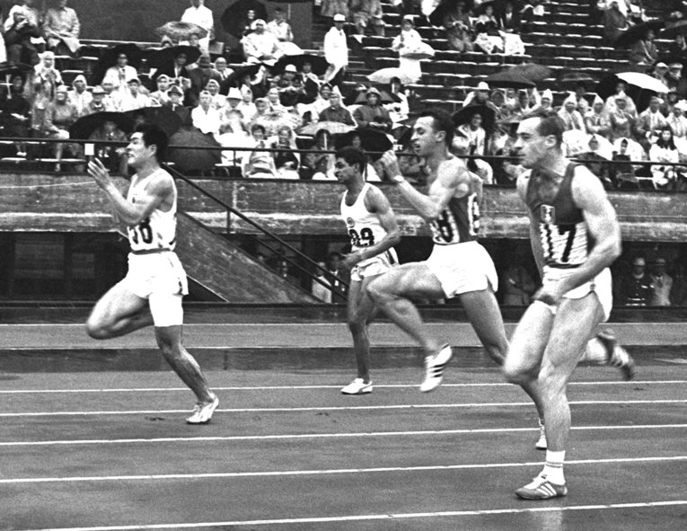 1964年の陸上男子100m予選。リードする飯島秀雄　©KYODO