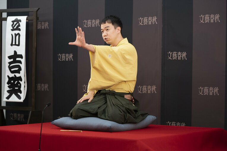 高座に座る立川吉笑（2022年撮影）　©︎BUNGEISHUNJU