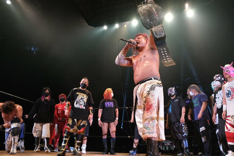 カリスマ葛西純「世の中は無駄な血を一滴も流すな」 頬を串刺し、人間ダーツ…それでもデスマッチが“ただの残虐ショー”ではない理由(70)