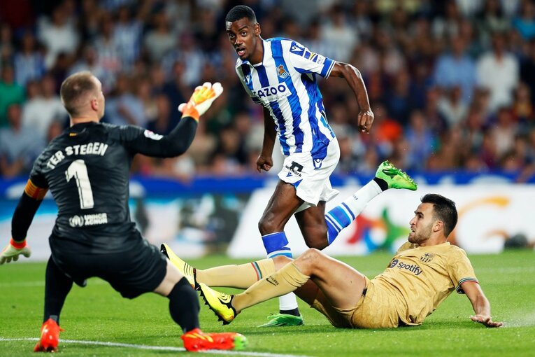 久保建英は「2ケタ得点」狙えるのでは…名手シルバと“精度の差”はあれど、カメラマンが感じたワケ〈バルサ戦好守で同点弾の起点〉(18)