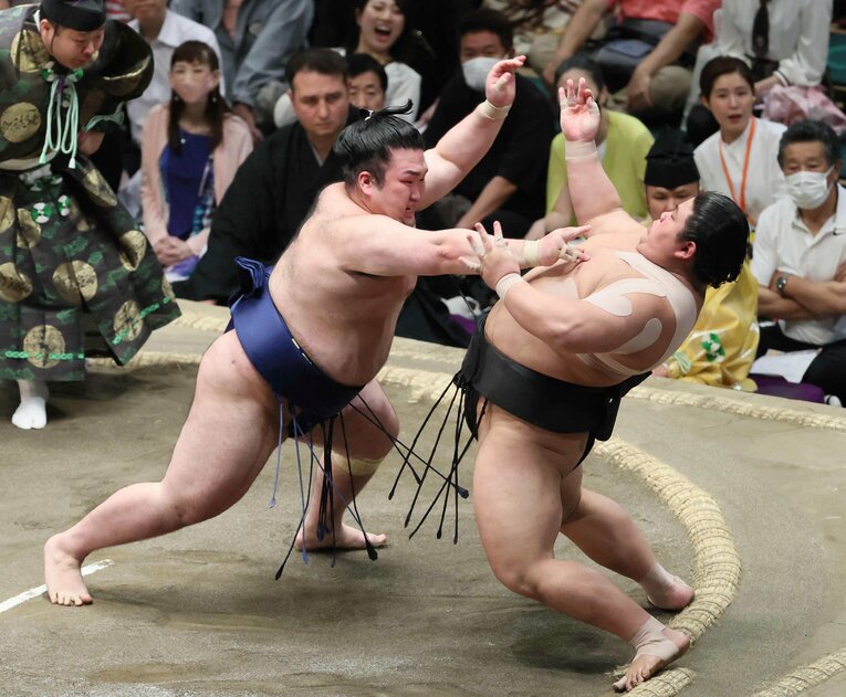 夏場所、十両で14勝だった落合だが…豪ノ山に本割、優勝決定戦ともに敗れた　©JIJI PRESS