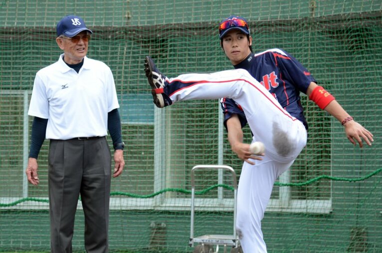 2013年のヤクルト浦添キャンプで山田哲人を指導する広岡達朗。教え子のひとりである水谷新太郎が、知られざる広岡の手腕について証言した ／ photograph by Sankei Shimbun