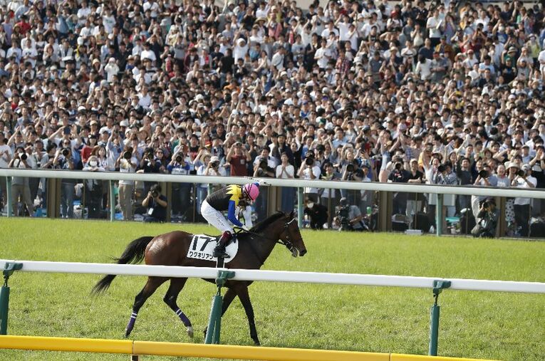 ワグネリアンが制した2018年の日本ダービー。この年は12万6000人以上が詰めかけた。翌年も11万人以上が集まったが2020年は無観客だった ／ photograph by KYODO