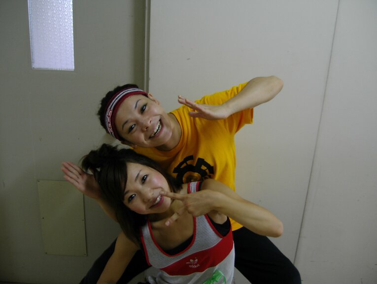 姉の梨絵さん（上）もダンサー・NARUMIとして今も活躍を続けている　写真は本人提供