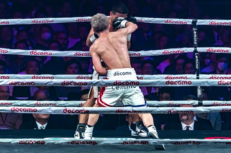 井上尚弥vs.マーロン・タパレス。4ラウンドのダウンシーン（6枚目／全9枚）©Takuya Sugiyama