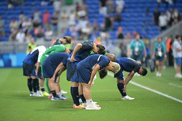 パリ五輪での戦いを終え、ピッチで深々と礼をするU-23日本代表　©Takuya Kaneko/JMPA
