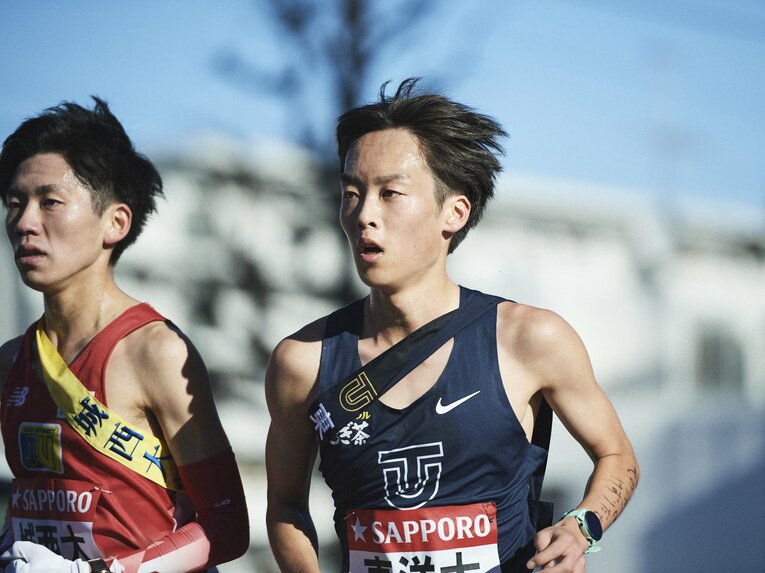 2区松山和希（東洋大、手前）はしぶとい走りで1時間7分15秒。区間4位に　©Yuki Suenaga