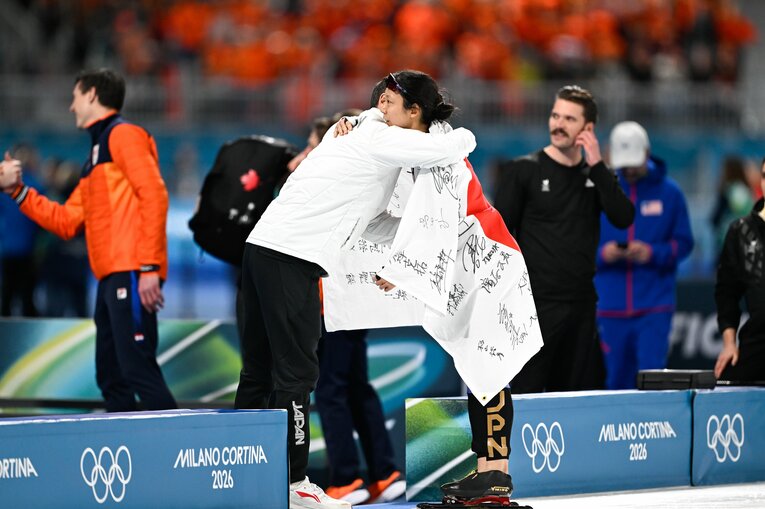 コーチと抱き合う高木　©Asami Enomoto/JMPA