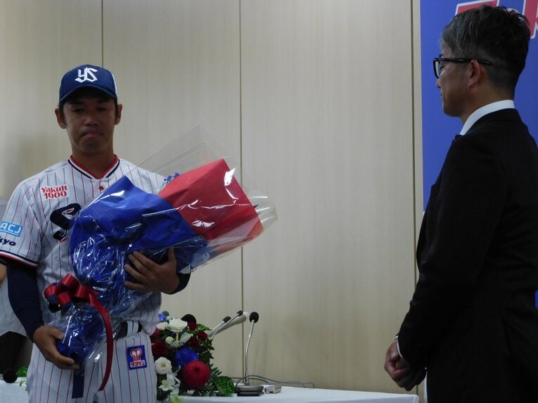 涙をこらえながら石川投手（右）に花束を贈呈した小川泰弘　©Haruka Sato