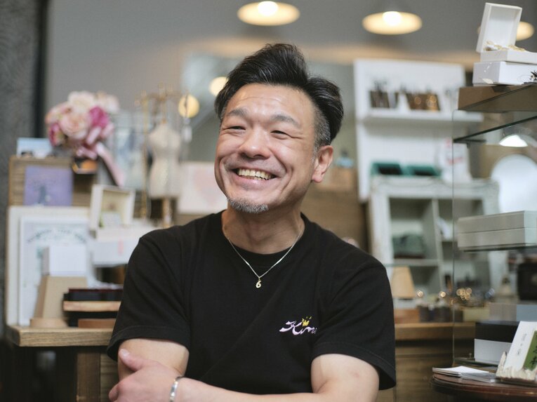 大橋ジムの後輩たちの活躍に目を細める川嶋勝重　©Yuki Suenaga