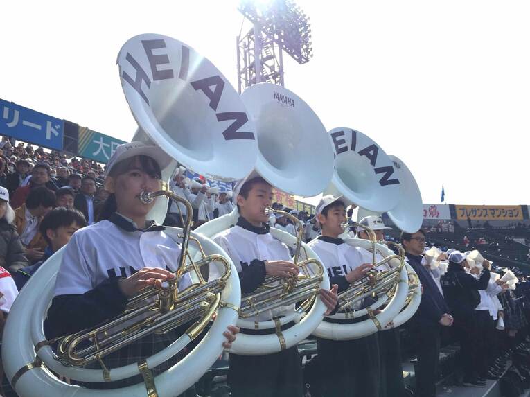 2019年センバツのアルプス風景。今回から入場行進曲の生演奏や、声出し応援の解禁、アルプススタンドの吹奏楽部も上限人数が撤廃される　©Yukiko Umezu