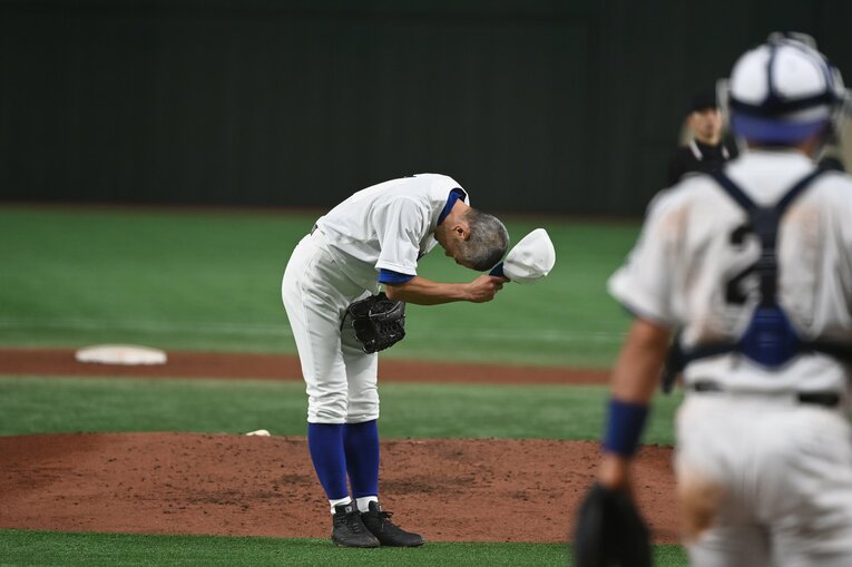 脱帽する投手・イチロー　©Naoya Sanuki