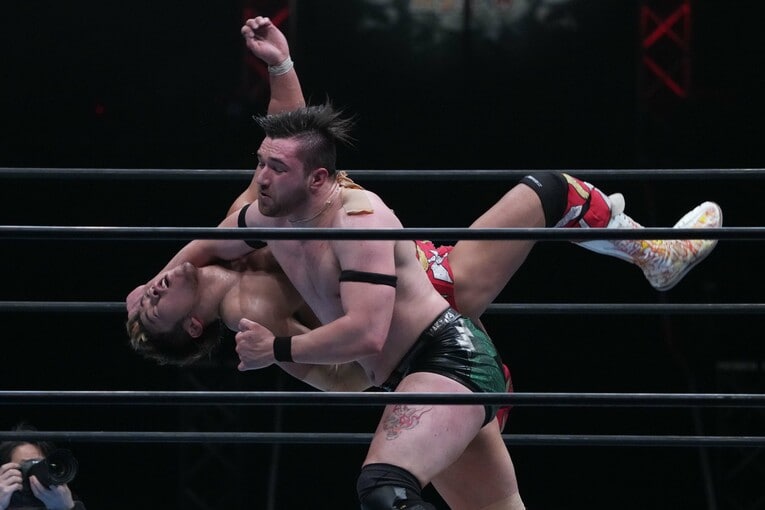 上村優也にラリアットを放つカラム・ニューマン　©Essei Hara