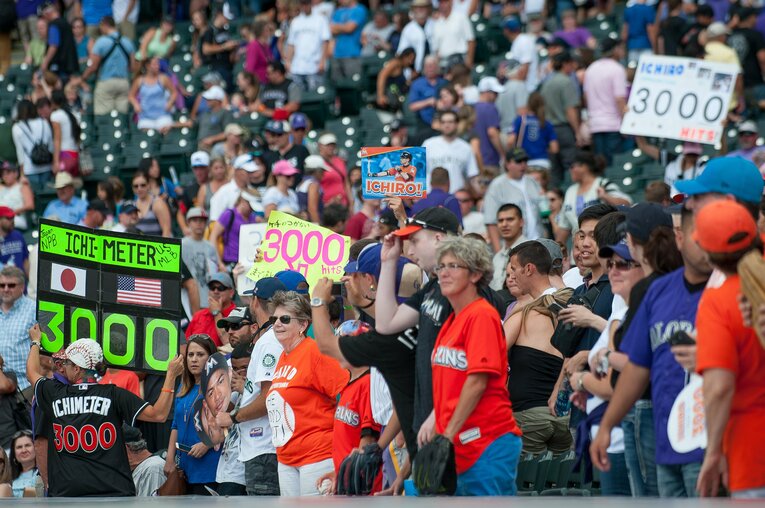 敵地でも多くのICHI-METERが「3000本」を表示した　©Getty Images