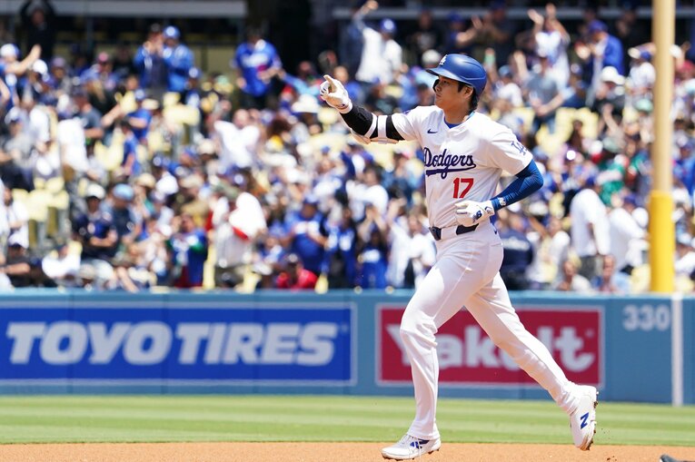 先制ホームランを放ち、右手ひとさし指を掲げながらランニング　©︎Shizuka Minami