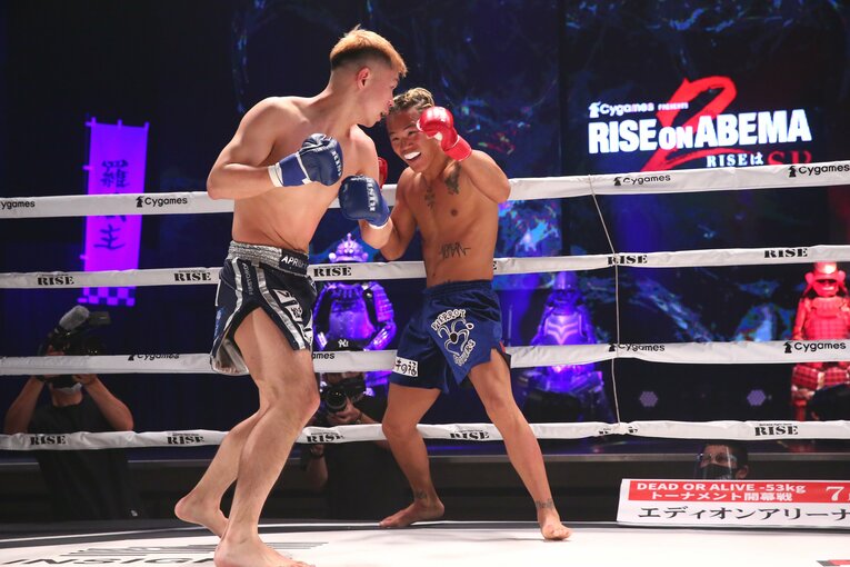 OFGは通常のグローブに比べて裸拳に近く、“ストリート育ち”のYA-MANにとっては好都合だったか　©RISE