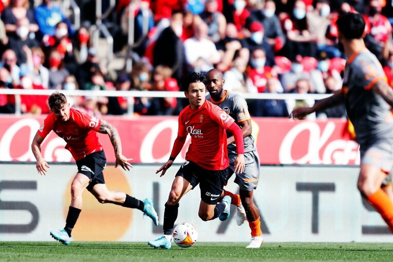 久保建英が“不可解判定”に怒った！ ラフプレーに抗議→イエローも…「バモス！クボ」とファンが信頼する理由〈撮影者の視点〉(37)