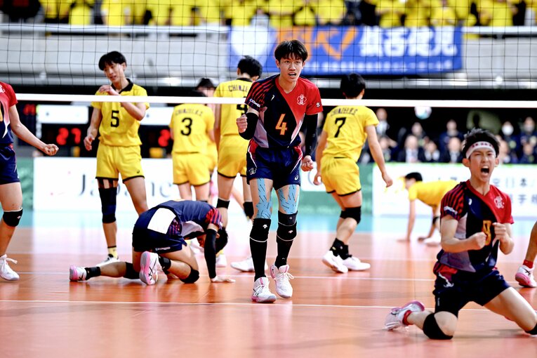 準々決勝・鎮西戦で勝利を決める一打を放った岩田　©︎Hiroyuki Nakamura