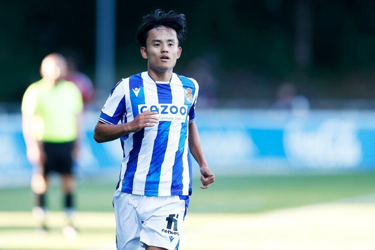 「クボは絶対フィットできる」現地ファンが期待… ソシエダ久保建英のユニ姿・力強さを日本人カメラマンがいち早く撮った〈子供に神対応〉(35)