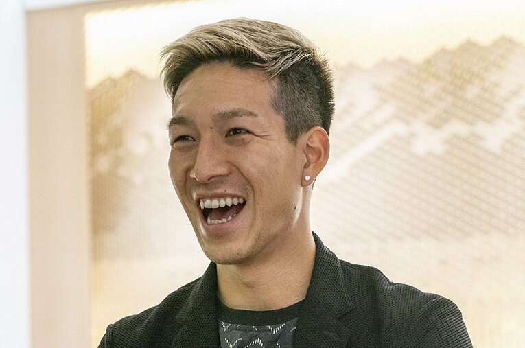 潰して、繋いで、飛び出す。小林祐希はクラブでも代表でも評価を受ける世界水準のマルチロールだ。 ／ photograph by Yuki Suenaga