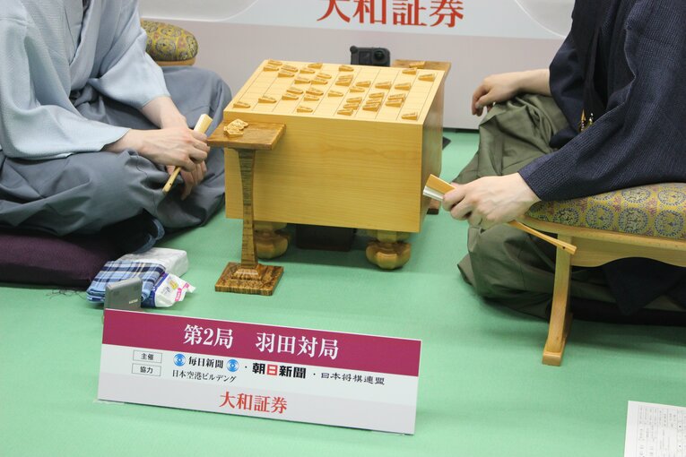 ゴールデンウィークの羽田空港で行われた名人戦第2局　©Number Web