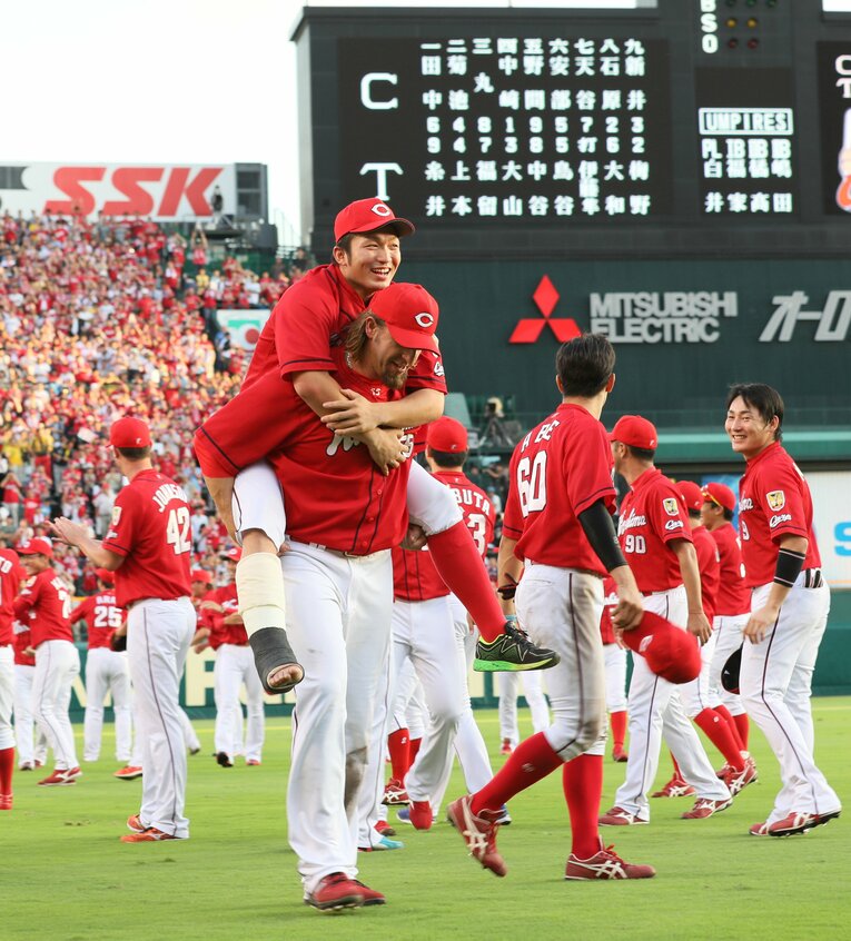 2017年リーグ優勝後の一コマ。骨折していた誠也をエルドレッドがおんぶしてファンの声援にこたえた ©JIJI PRESS