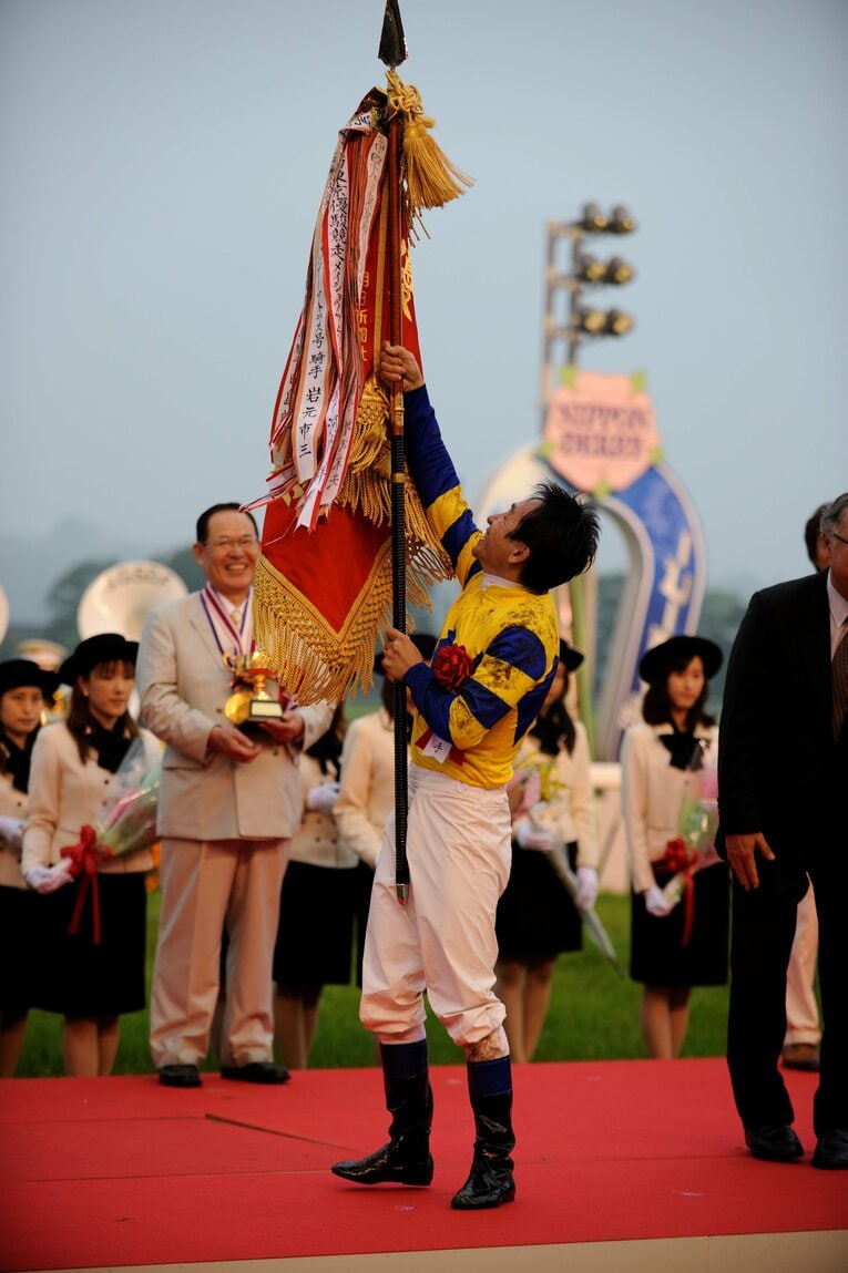 嬉しそうに優勝旗を掲げる横山典弘　©Keiji Ishikawa
