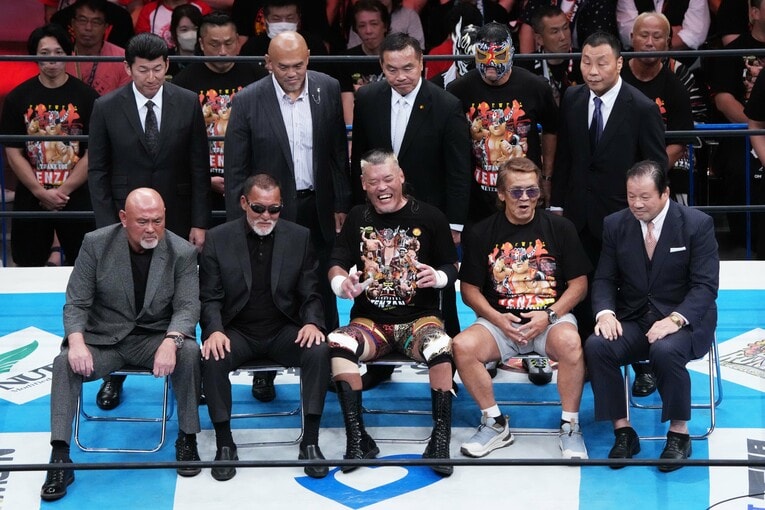 前列左から武藤敬司、蝶野正洋、天山広吉、長州力、藤波辰爾、後列左から三浦大輔、秋山準、馳浩、ケンドーカシン、金原弘光　©Essei Hara