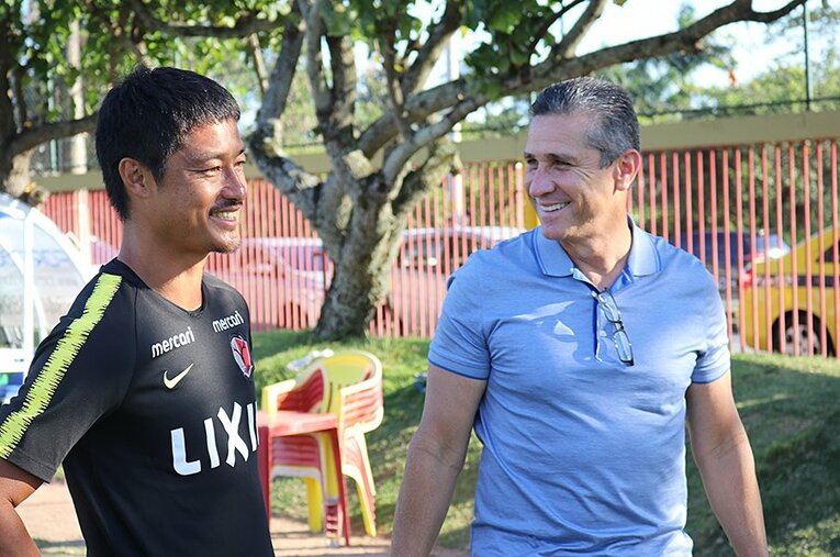 かつて鹿島に所属したジョルジーニョらとも交流した小笠原。ブラジルで得たものを子どもたち、そして日本サッカーに還元していく。 ／ photograph by Hirokazu Ikeda