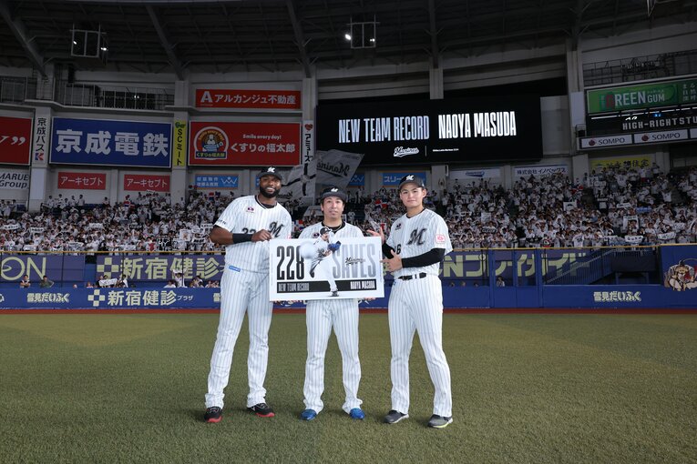 球団新記録となる通算228セーブ目を挙げたロッテの守護神・益田　©︎Chiba Lotte Marines