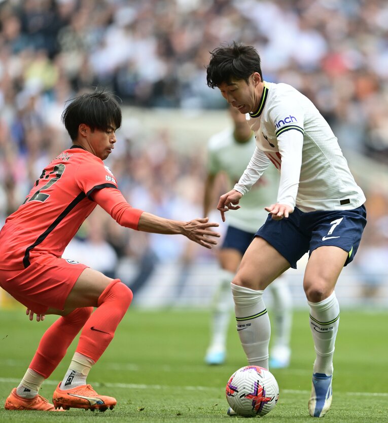 トッテナムのFWソンフンミンとマッチアップする三笘。ソンフンミンはこの日、プレミアリーグ通算100ゴールを達成　©Getty Images