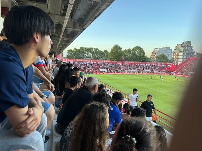 現地スタジアムで試合を観戦する貴田（写真／Simpre提供）
