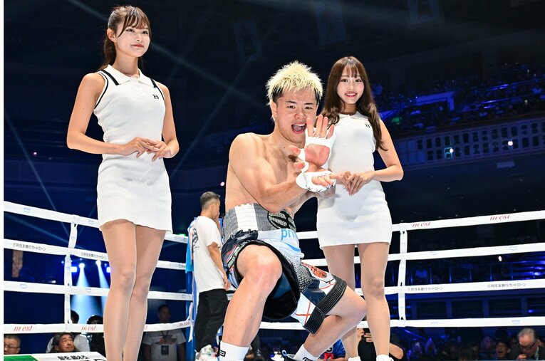 WBA世界バンタム級4位のロドリゲスに3回TKO勝利を収め、かめはめ波のポーズをとる那須川天心　©Hiroaki Yamaguchi