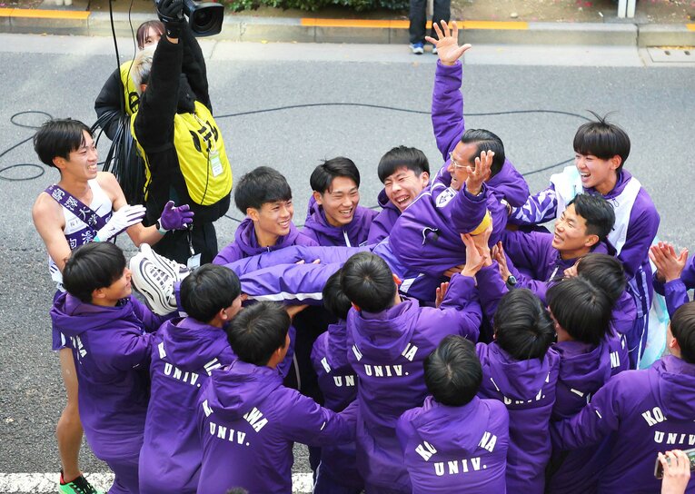 総合優勝を成し遂げ、勇退する大八木監督を胴上げする田澤ら駒澤大の選手たち　©JIJI PRESS