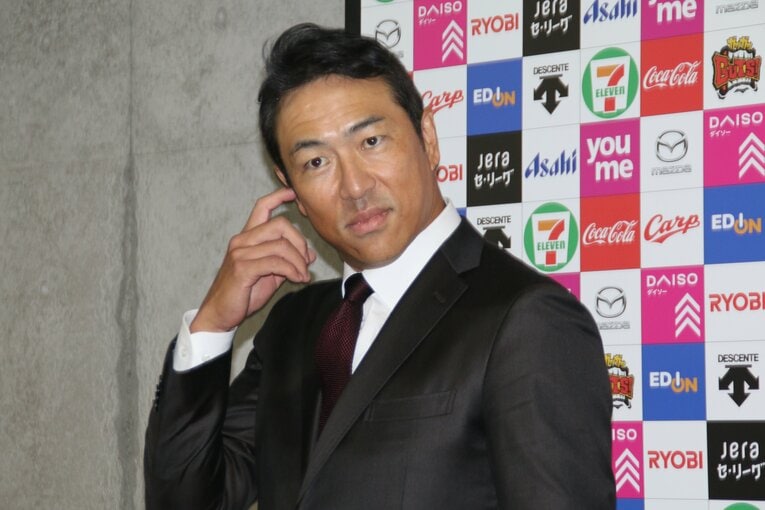 マツダスタジアムで取材に応じる黒田氏。すでに周囲の期待感は大きい　©JIJI PRESS