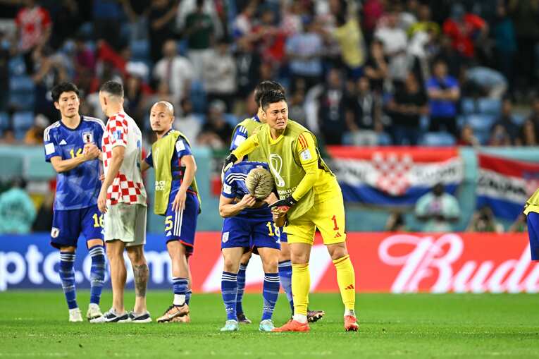 クロアチア戦後、選手たちをなぐさめ、自身も涙する川島　©Takuya Kaneko／JMPA