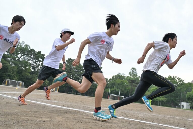 トレーニングに励む現在の桐朋中高陸上部のメンバーたち　©Hideki Sugiyama