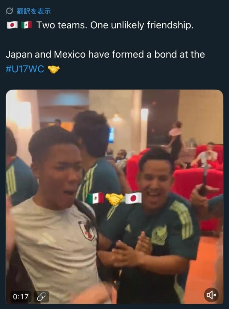 世界で話題…U-17日本代表とメキシコ“仲良しすぎ”シーン（写真はまだまだ続きます）　※FIFA公式「X」のスクリーンショット